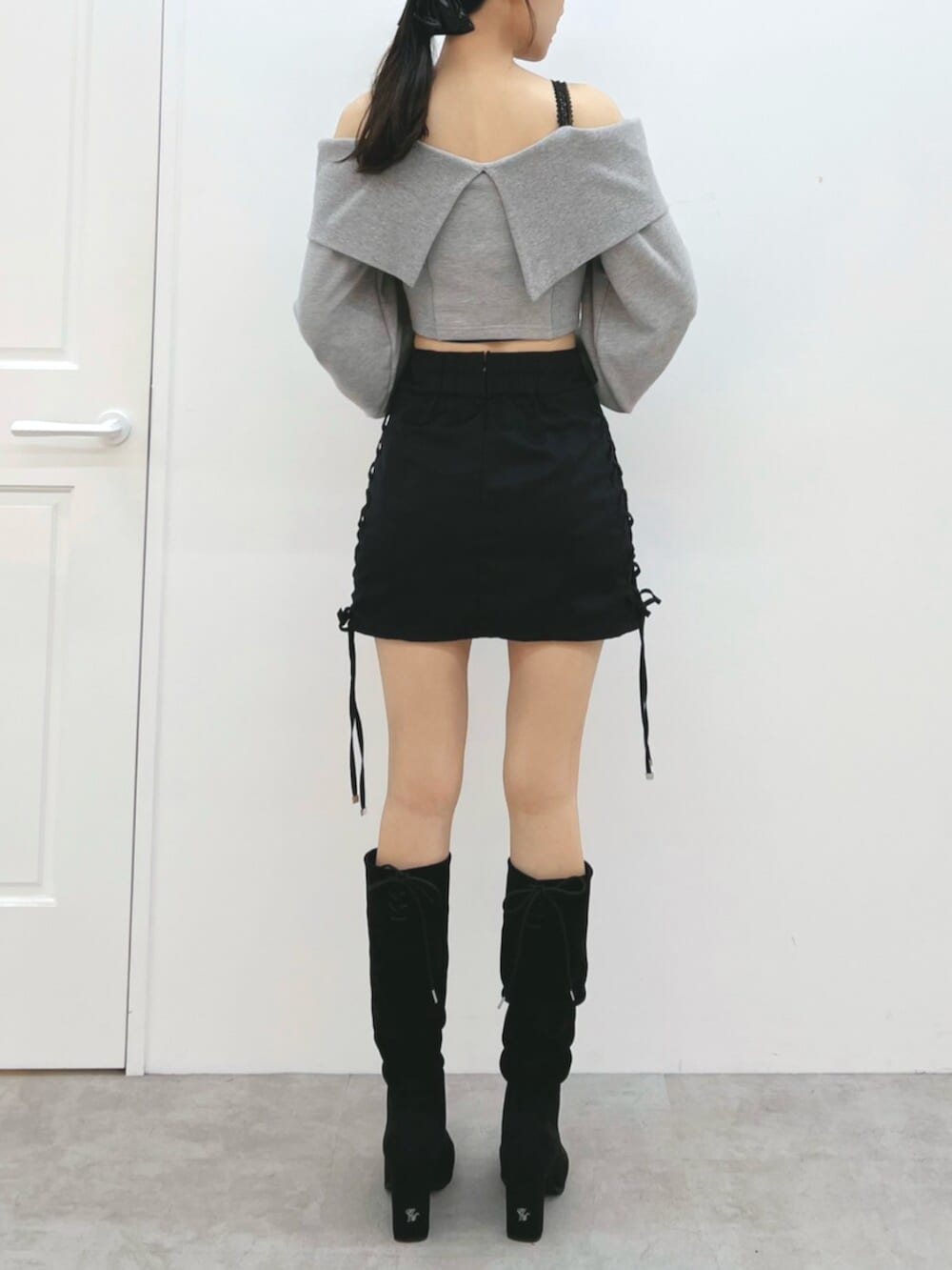 その他のブーツ、グレー系のTシャツ/カットソー、ブラック系のスカートを着用したレディースの夏コーディネートの4枚目の写真
