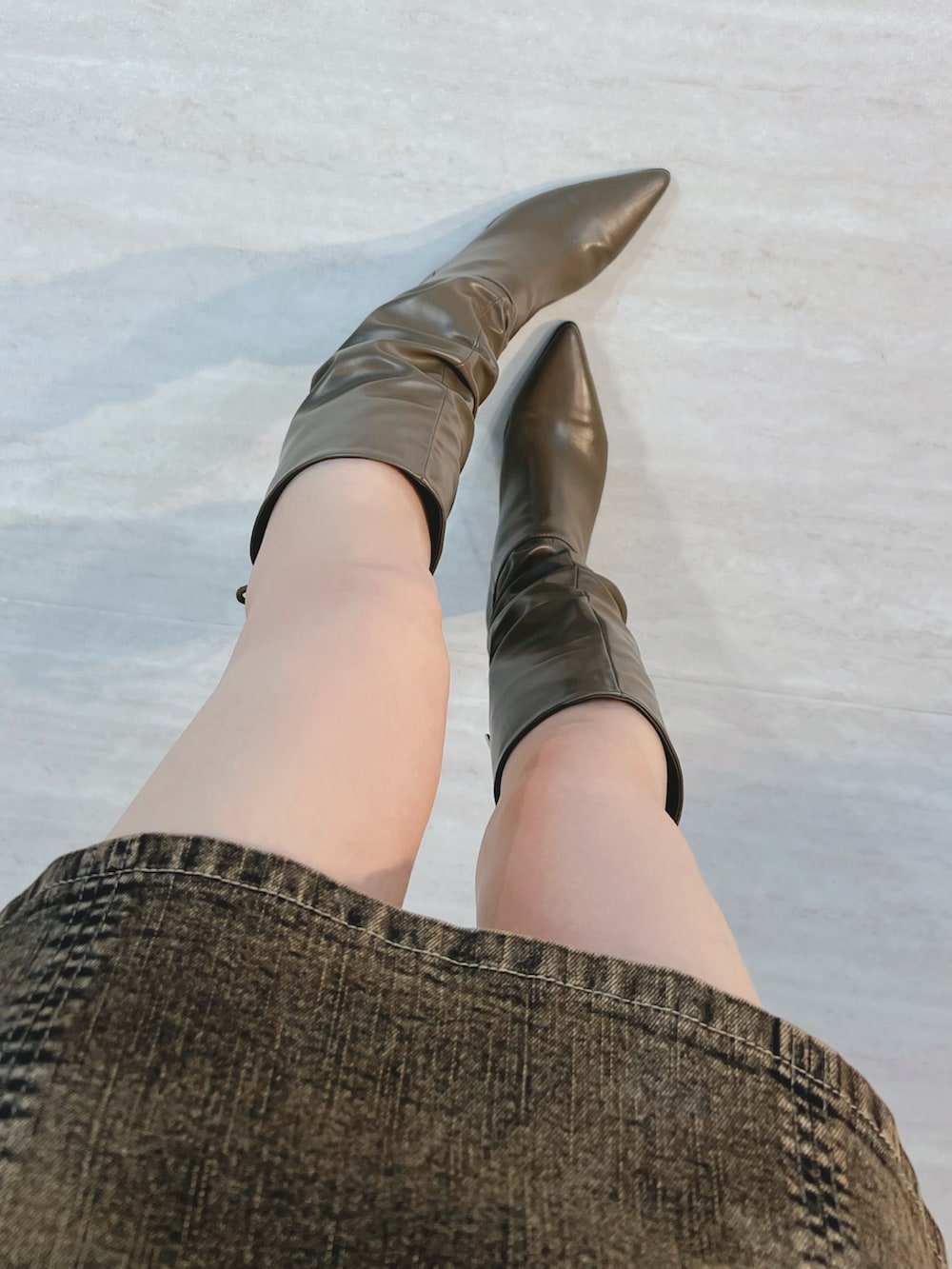 ブラウン系のデニムスカート、ブラウン系のその他トップス、ブラウン系のブーツを着用したレディースの秋コーディネートの7枚目の写真