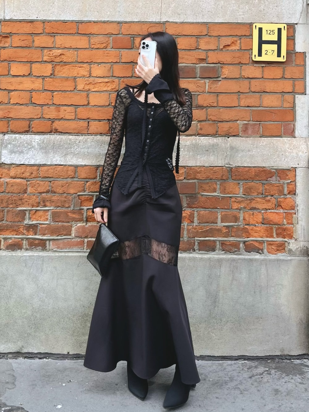 ブラック系のスカート、ブラック系のTシャツ/カットソーを着用したレディースの春コーディネートの7枚目の写真