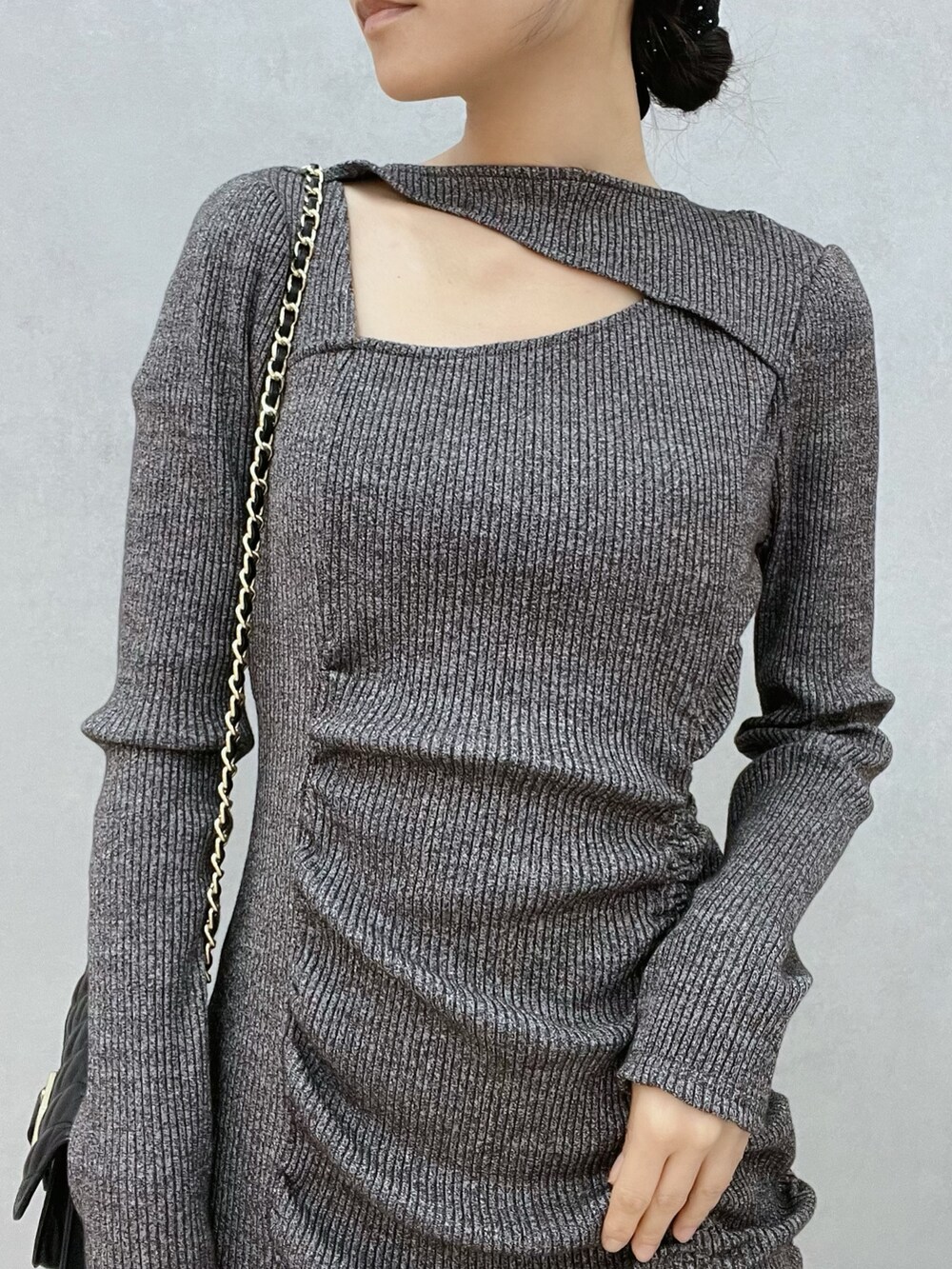 グレー系のワンピース、ブラック系のサンダル、ブラック系のショルダーバッグを着用したレディースの秋コーディネートの6枚目の写真