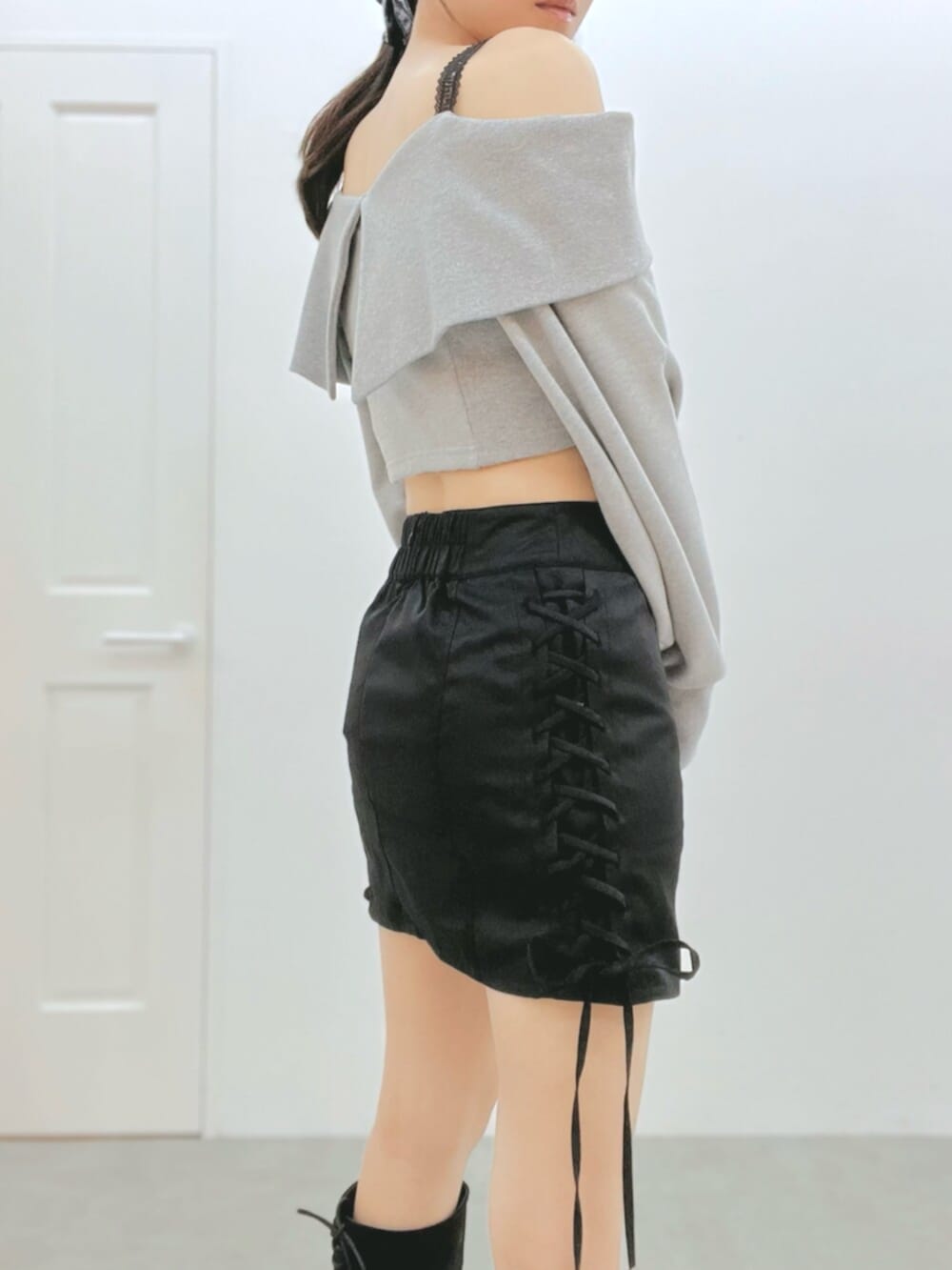 その他のブーツ、グレー系のTシャツ/カットソー、ブラック系のスカートを着用したレディースの夏コーディネートの6枚目の写真