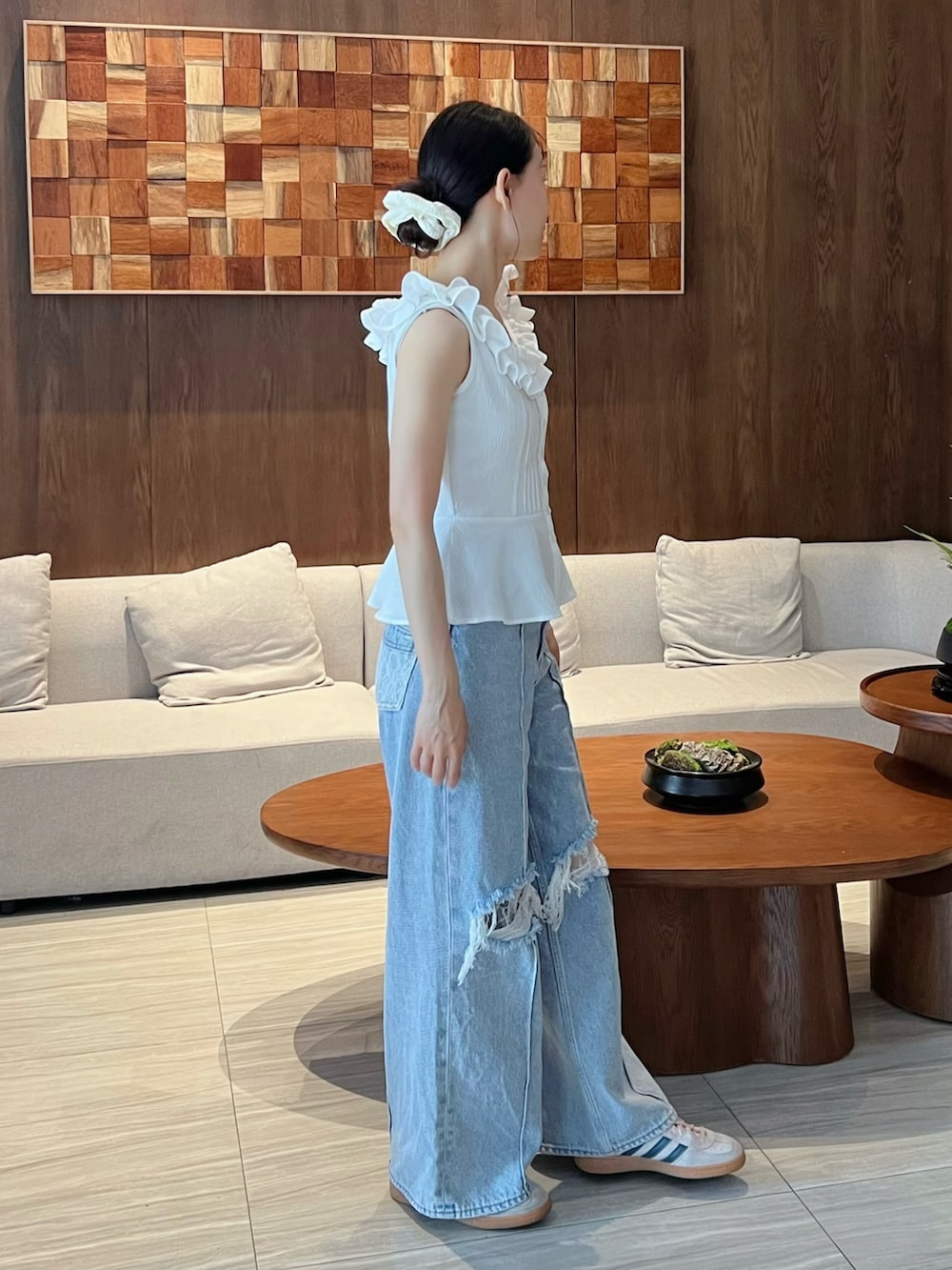 ホワイト系のシャツ/ブラウス、ブルー系のデニムパンツを着用したレディースの夏コーディネートの2枚目の写真