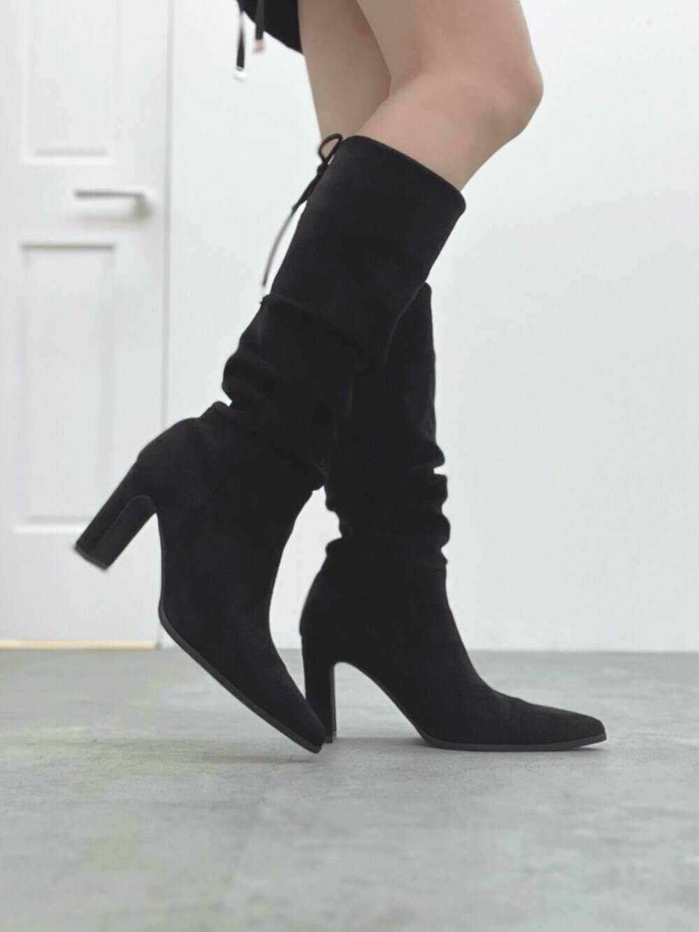 その他のブーツ、グレー系のTシャツ/カットソー、ブラック系のスカートを着用したレディースの夏コーディネートの8枚目の写真