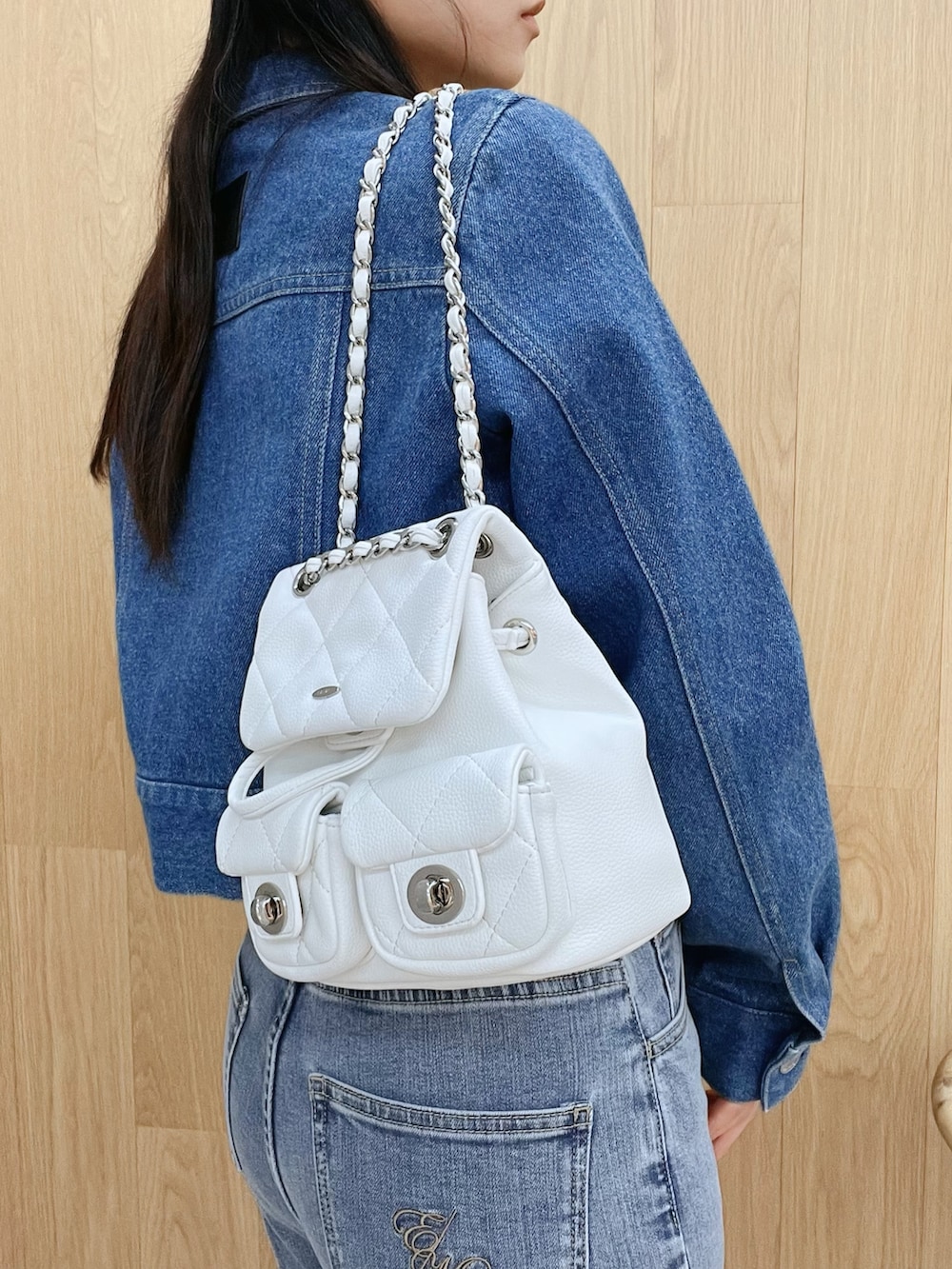 イエロー系のシャツ/ブラウス、ブルー系のデニムパンツ、ブルー系のデニムジャケットを着用したレディースの春コーディネートの5枚目の写真