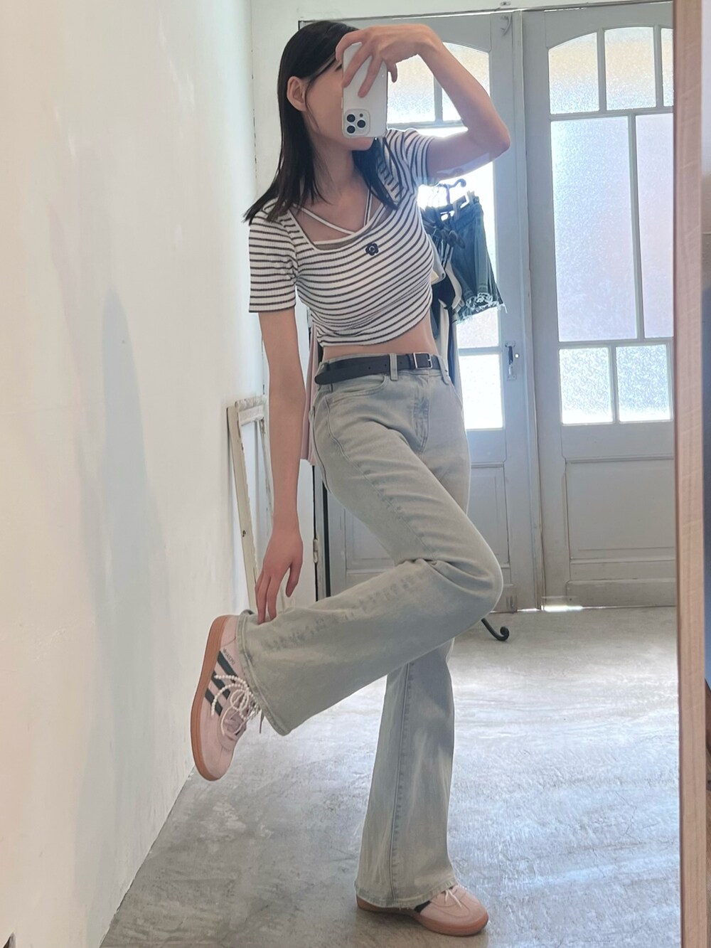 その他のTシャツ/カットソーを着用したレディースの春コーディネートの3枚目の写真