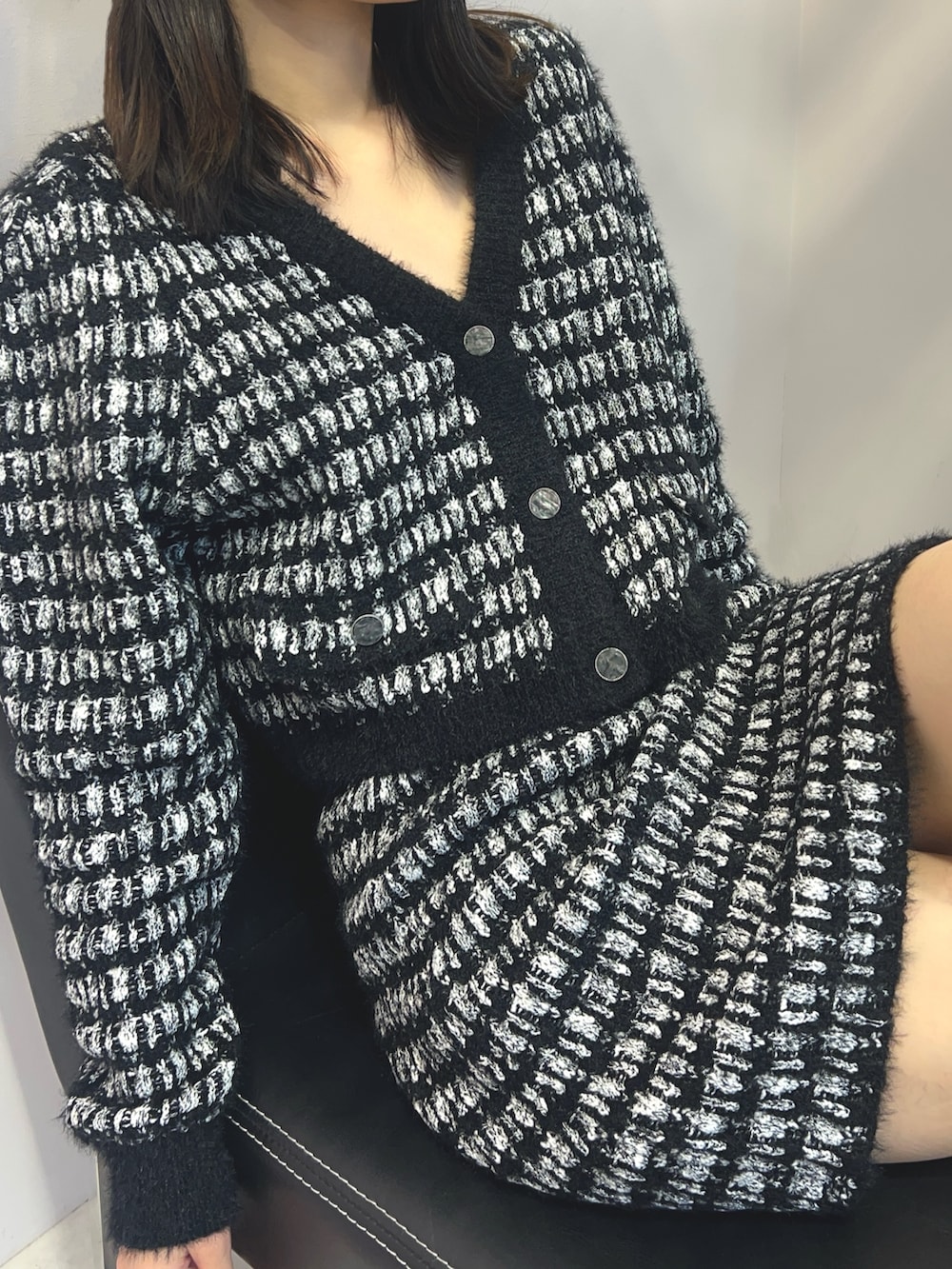 ブラック系のカーディガン/ボレロ、ブラック系のスカートを着用したレディースの冬コーディネートの3枚目の写真