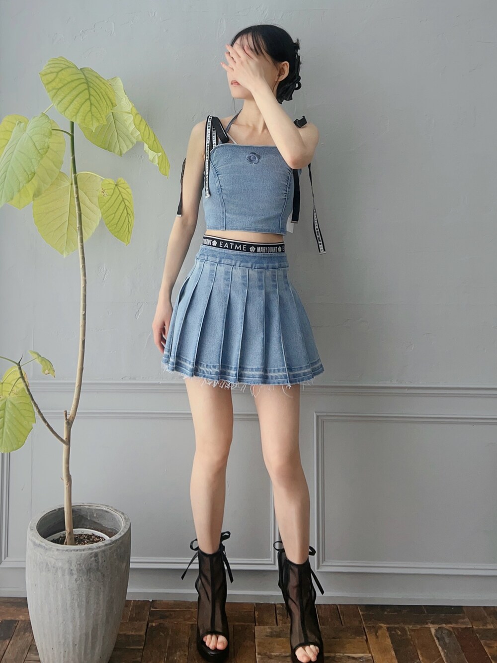 ブルー系のデニムスカート、ブルー系のキャミソール、ブラック系のサンダルを着用したレディースの春コーディネートの3枚目の写真
