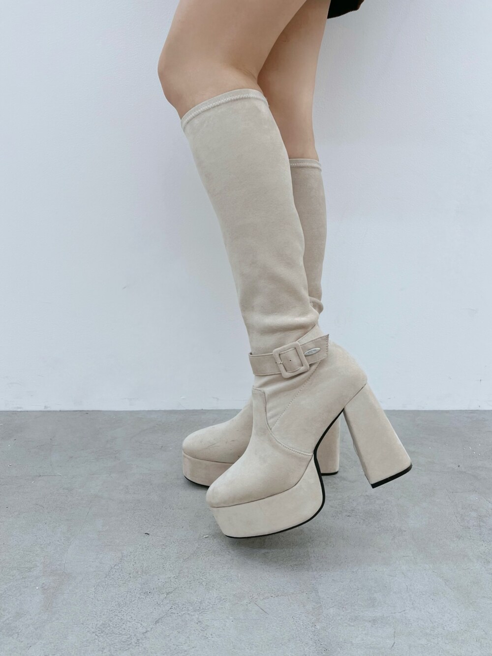 ブラウン系のブルゾン、ホワイト系のブーツを着用したレディースの秋コーディネートの8枚目の写真