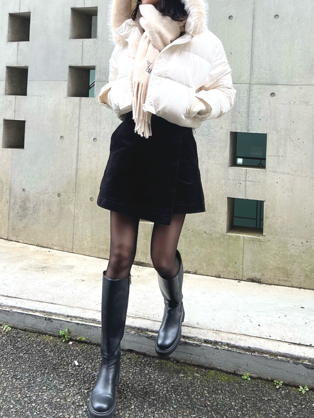 ホワイト系のブルゾン、ホワイト系のマフラーを着用したレディースの冬コーディネートの6枚目の写真