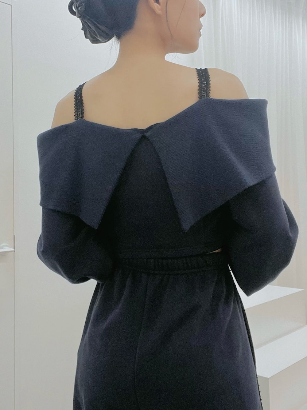 ブルー系のスウェットパンツ、ブルー系のTシャツ/カットソー、ブラック系のバレッタ/ヘアクリップを着用したレディースの秋コーディネートの6枚目の写真