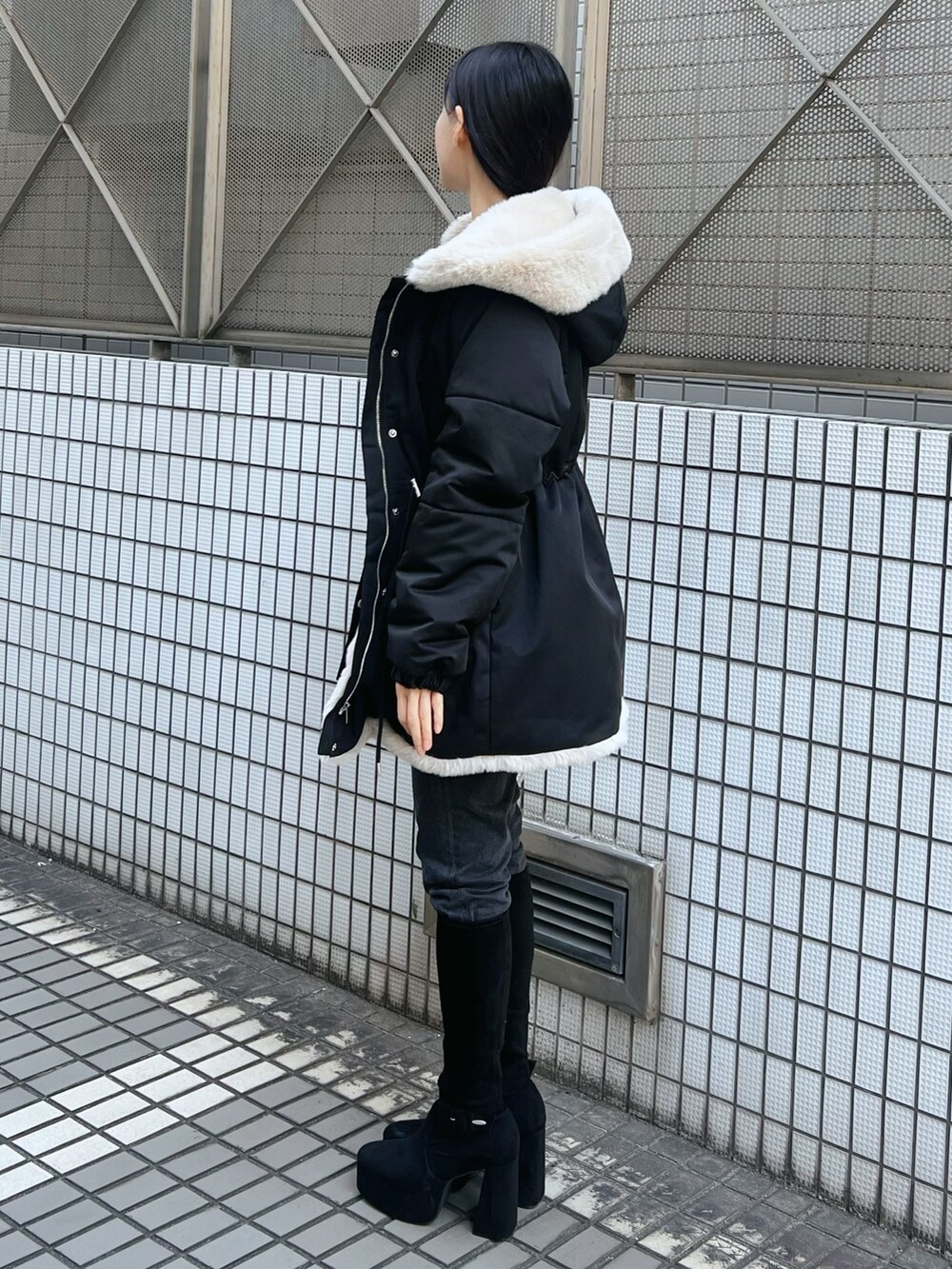 ブラック系のその他アウター、ブラック系のブーツを着用したレディースの秋コーディネートの2枚目の写真