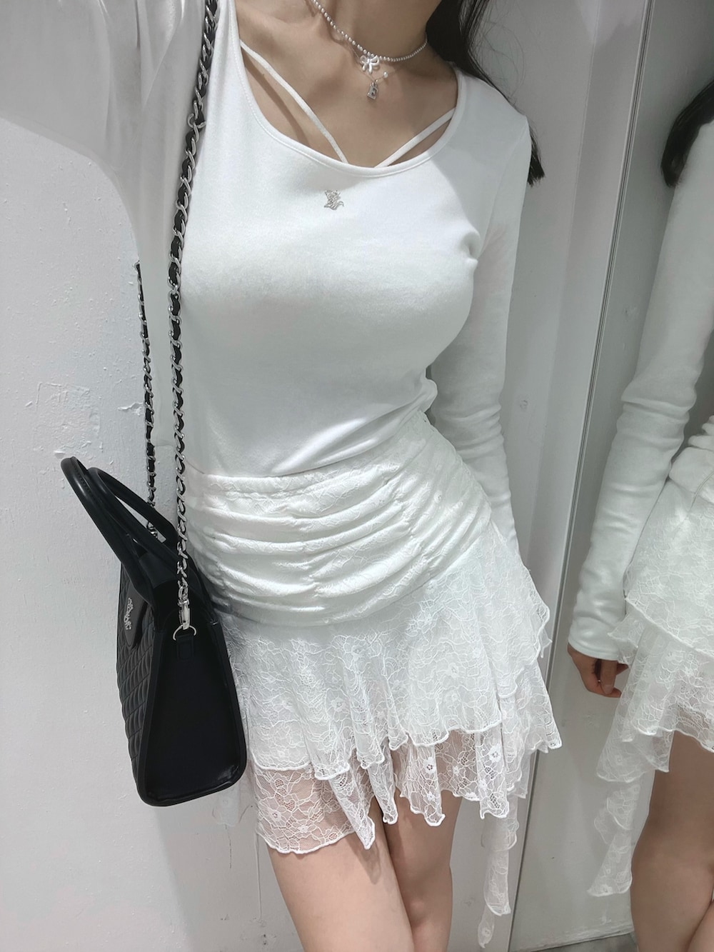 ホワイト系のスカート、ホワイト系のサンダル、ホワイト系のTシャツ/カットソーを着用したレディースの夏コーディネートの2枚目の写真