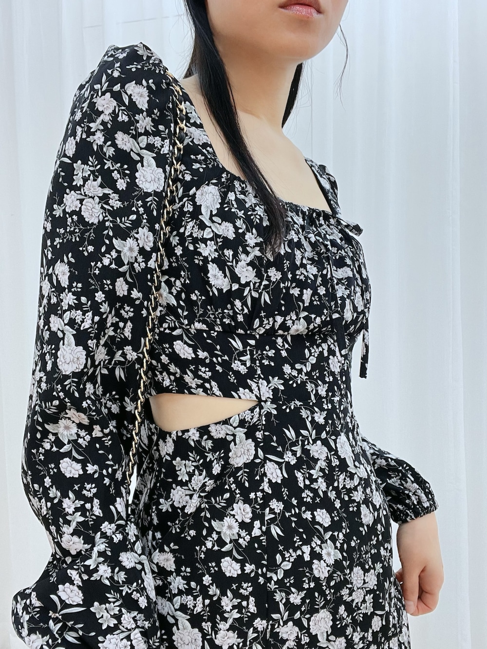 ブラック系のワンピース、ブラック系のサンダル、ブラック系のハンドバッグを着用したレディースの冬コーディネートの6枚目の写真