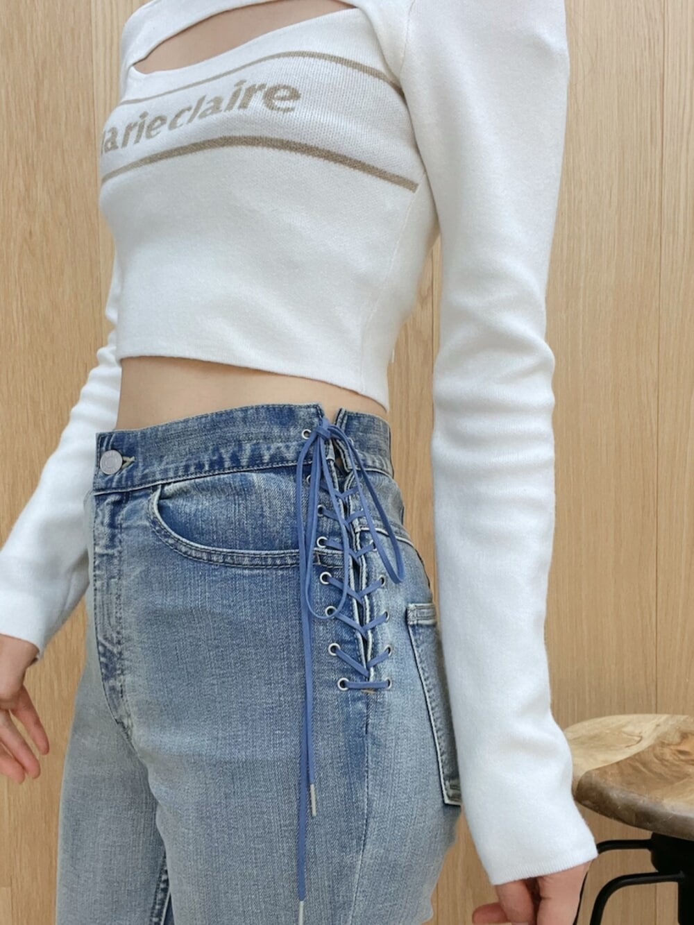 ブルー系のデニムパンツ、ホワイト系のサンダル、ホワイト系のニット/セーターを着用したレディースの春コーディネートの7枚目の写真