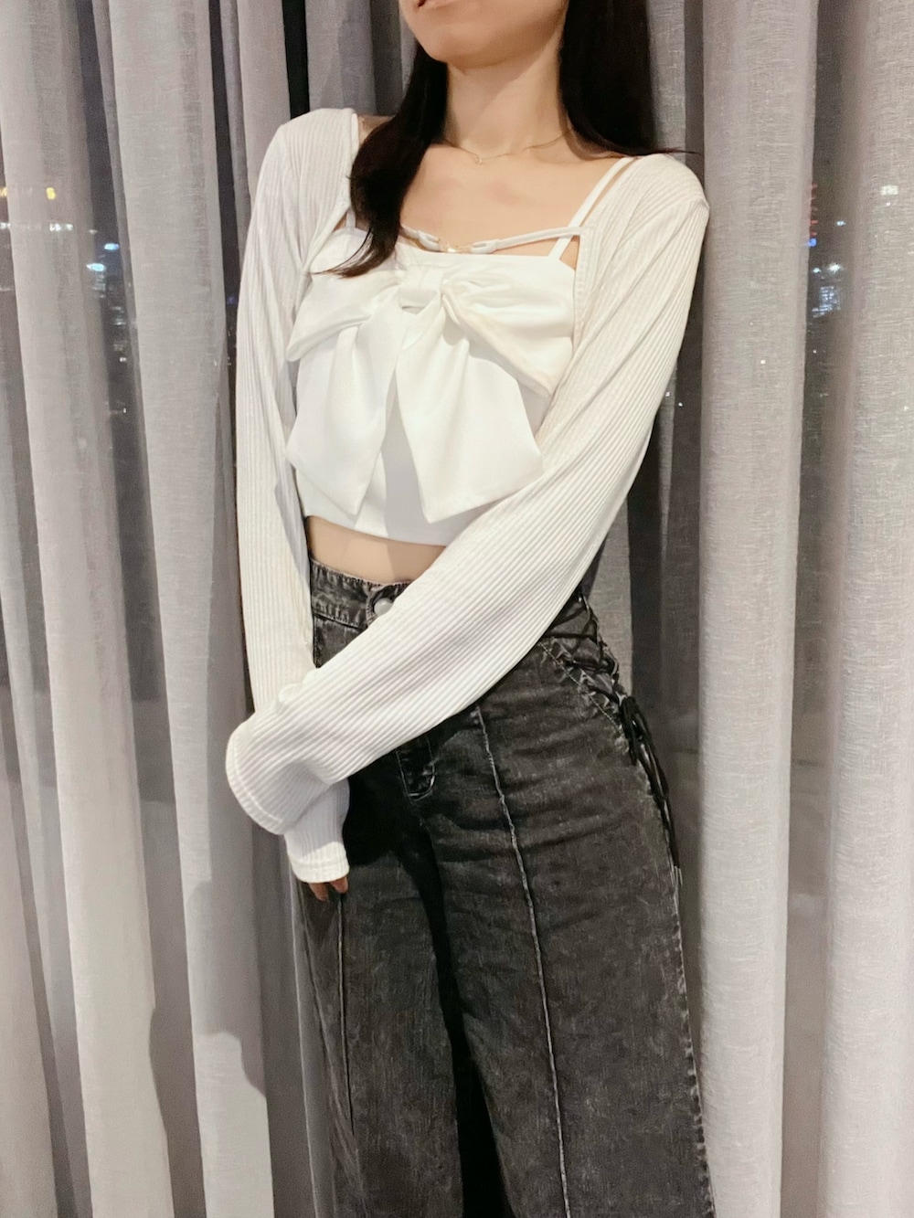 ブラック系のデニムパンツ、ホワイト系のシャツ/ブラウス、ゴールド系のネックレスを着用したレディースの夏コーディネートの8枚目の写真
