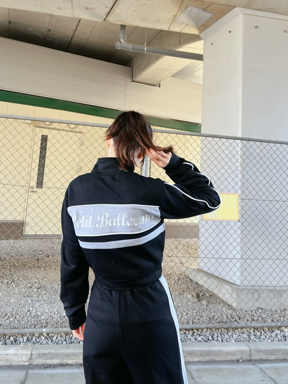 ブラック系のスウェットパンツ、ブラック系のスウェットを着用したレディースの冬コーディネートの6枚目の写真