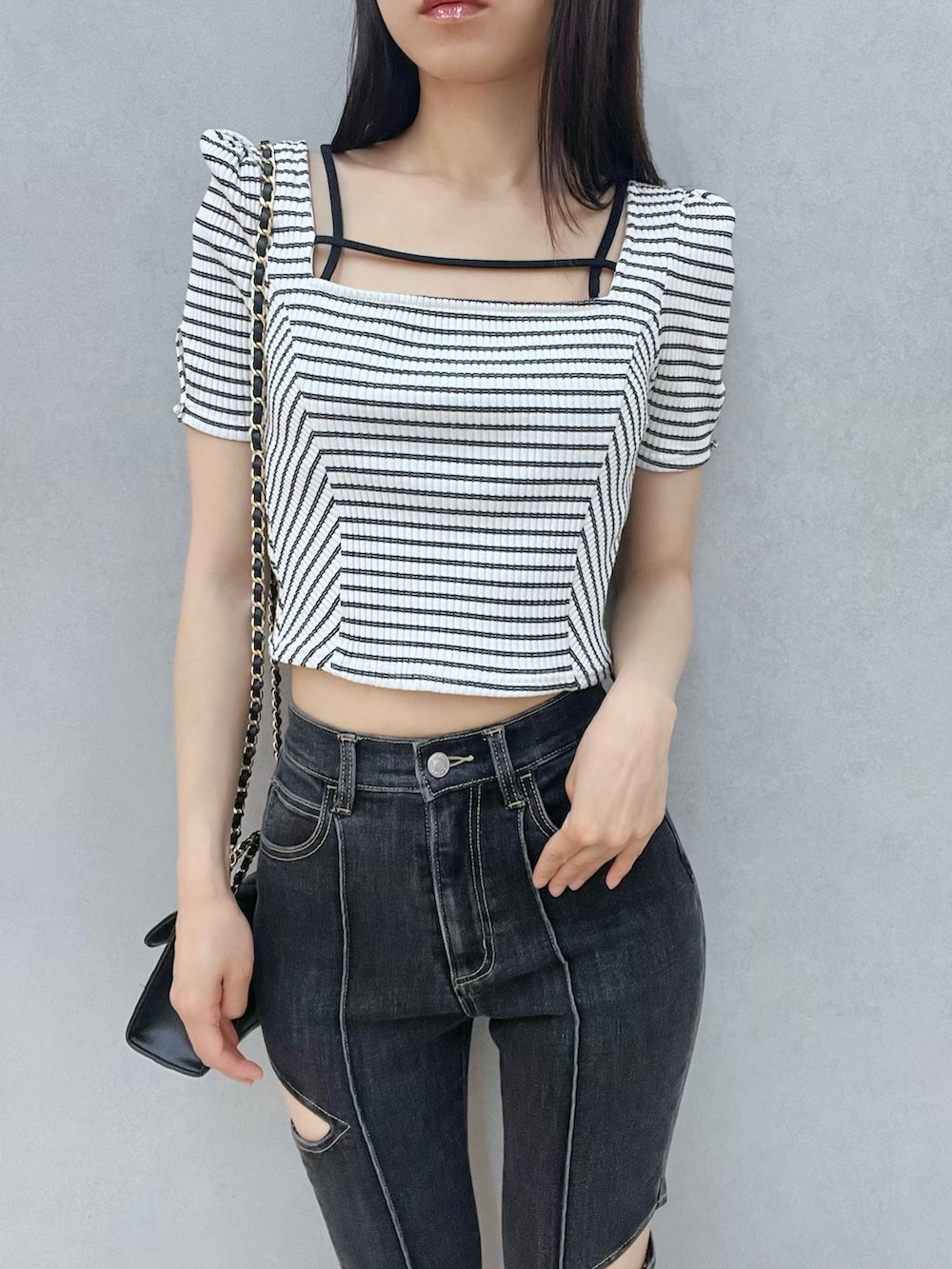 ホワイト系のサンダル、ブラック系のハンドバッグ、その他のTシャツ/カットソーを着用したレディースの春コーディネートの5枚目の写真