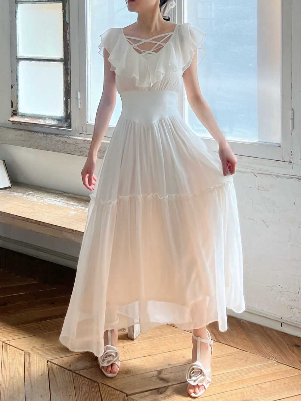 ホワイト系のサンダル、ホワイト系のワンピース、ホワイト系のその他アンダーウェア/インナーを着用したレディースの春コーディネートの3枚目の写真