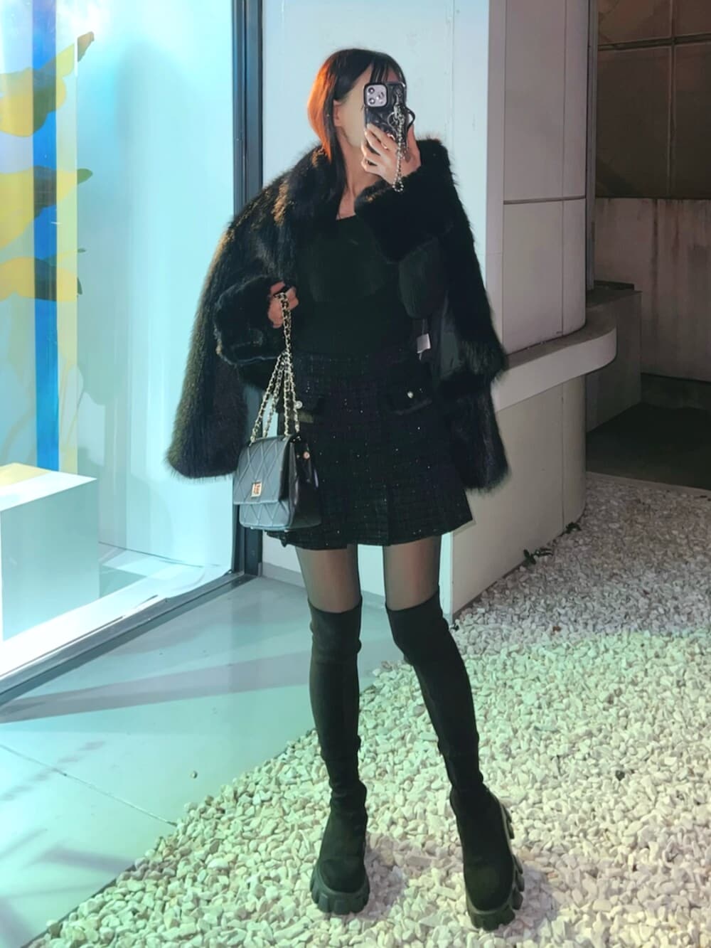 ブラック系のブーツ、ブラック系のニット/セーター、ブラック系のブルゾンを着用したレディースの冬コーディネートの2枚目の写真