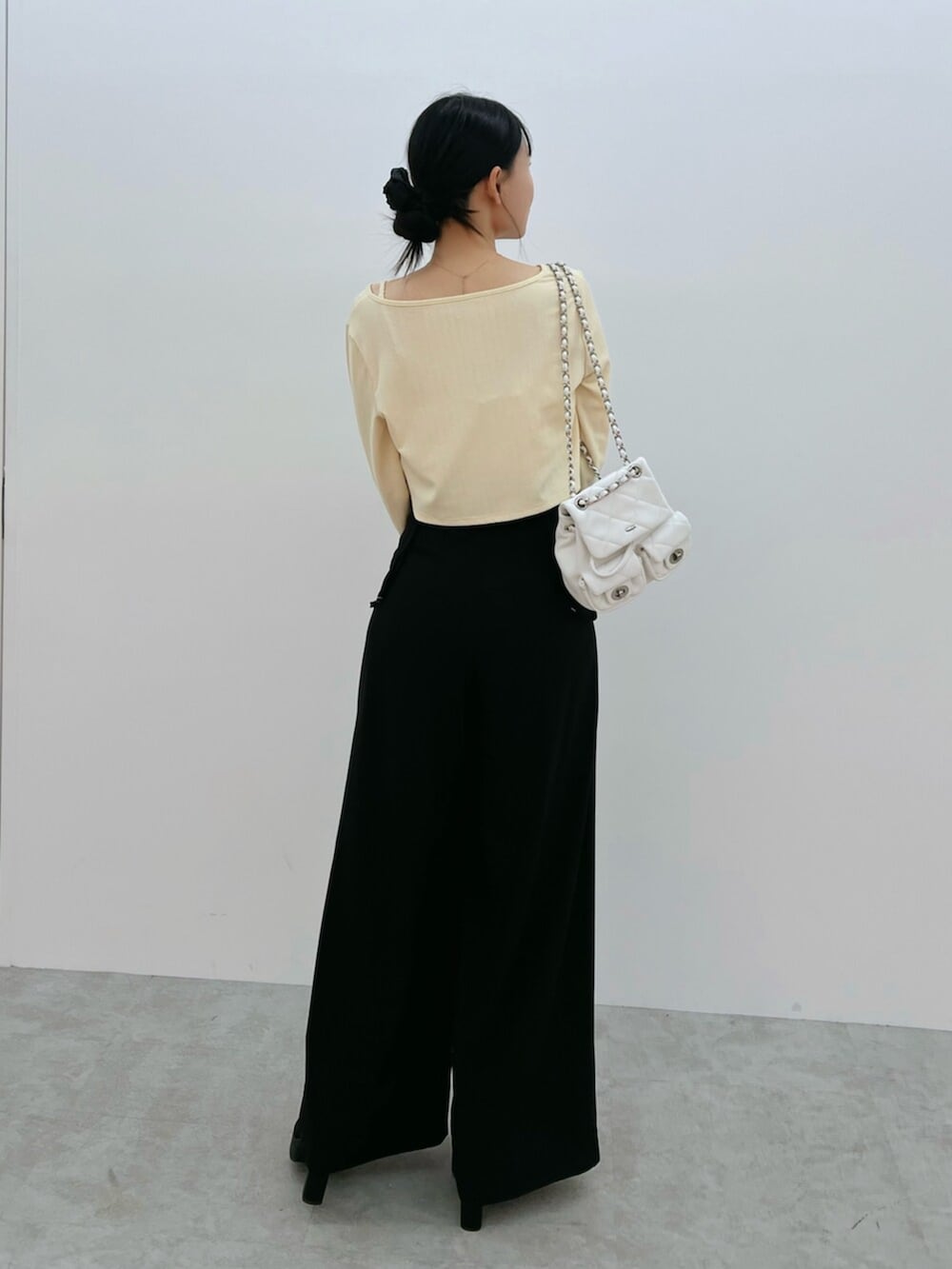 ホワイト系のバックパック/リュック、ブラック系のその他パンツ、ブラック系のサンダルを着用したレディースの春コーディネートの3枚目の写真