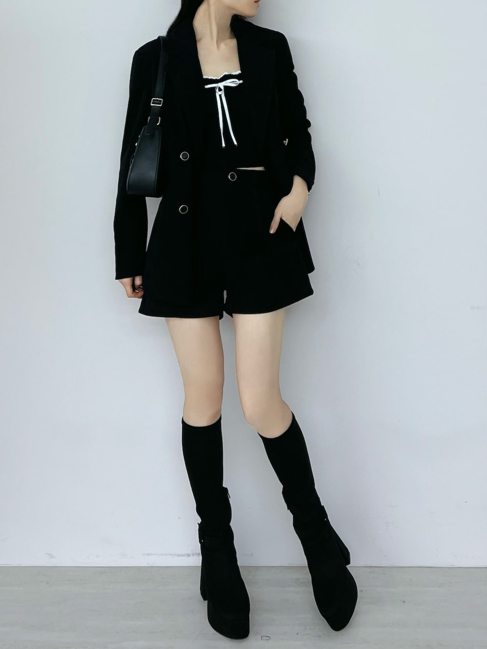 ブラック系のその他パンツ、ブラック系のブーツ、ブラック系のショルダーバッグを着用したレディースの秋コーディネートの4枚目の写真