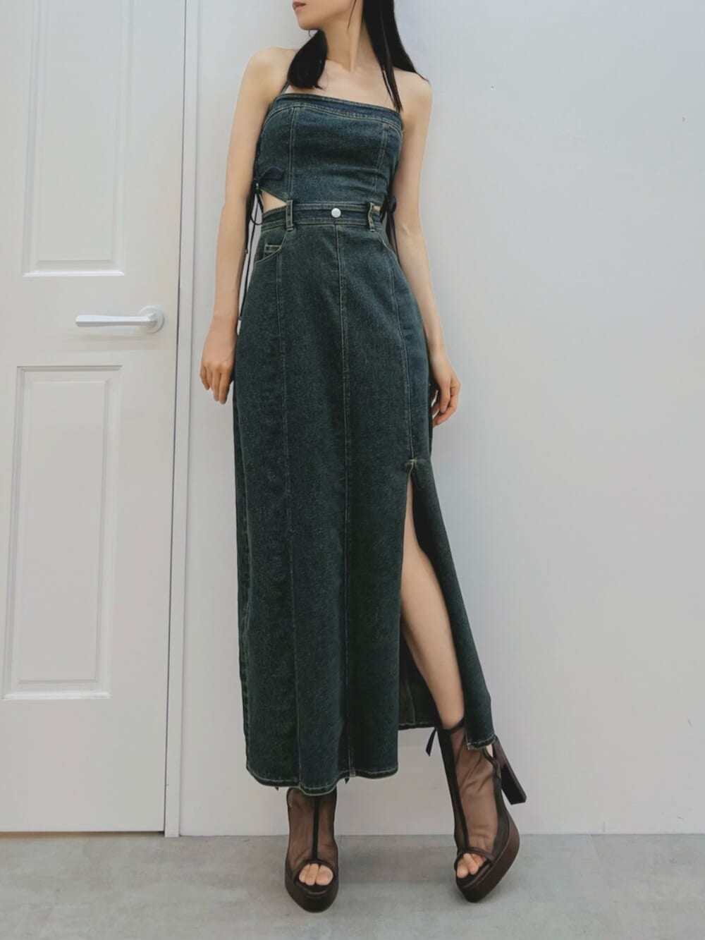 ブルー系のワンピース、ブラウン系のサンダルを着用したレディースの秋コーディネートの4枚目の写真