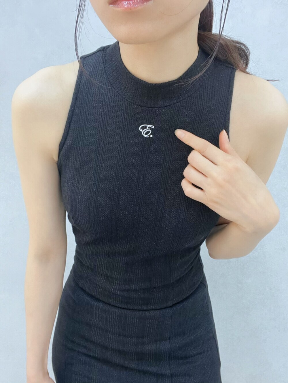 ブラック系のワンピース、その他のパンプス、ブラック系のハンドバッグを着用したレディースの夏コーディネートの5枚目の写真
