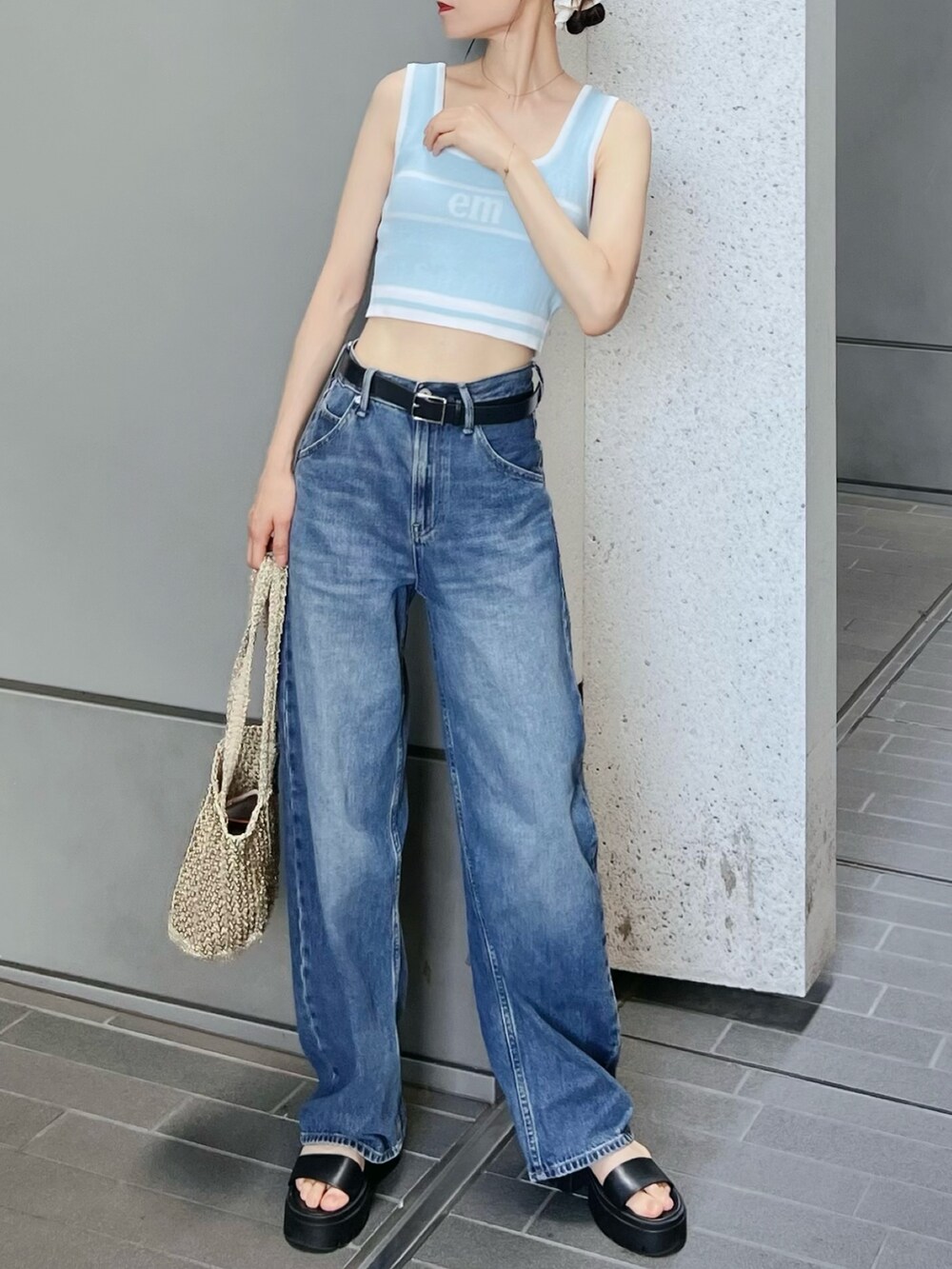 ブルー系のタンクトップを着用したレディースの夏コーディネートの4枚目の写真