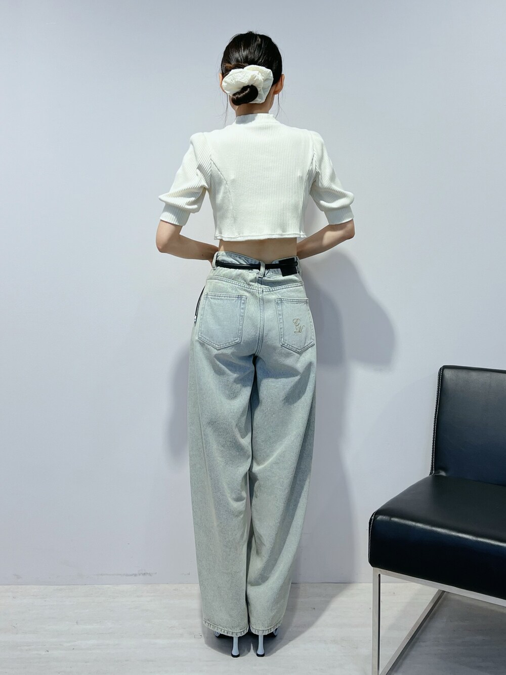 ブルー系のデニムパンツ、ブルー系のサンダル、ホワイト系のTシャツ/カットソーを着用したレディースの夏コーディネートの3枚目の写真