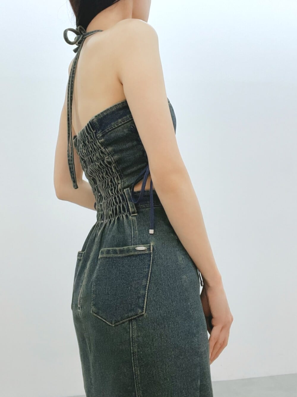 ブルー系のワンピース、ブラウン系のサンダルを着用したレディースの秋コーディネートの7枚目の写真