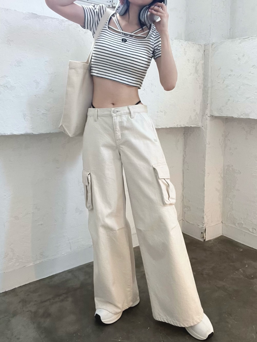 ホワイト系のデニムパンツ、その他のTシャツ/カットソー、ホワイト系のブーツを着用したレディースの春コーディネートの2枚目の写真