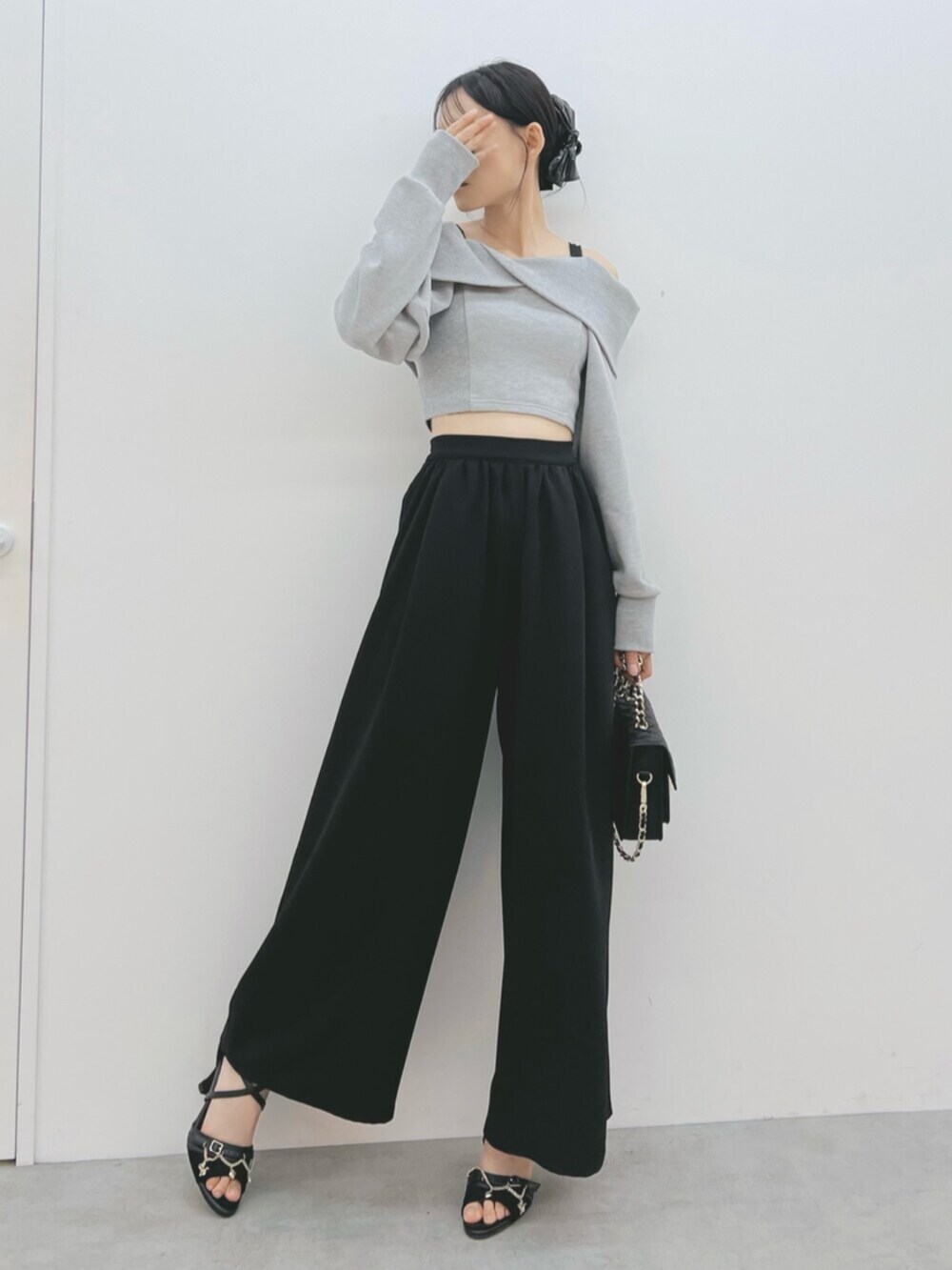 ブラック系のショルダーバッグ、ブラック系のサンダル、グレー系のTシャツ/カットソーを着用したレディースの夏コーディネートの5枚目の写真