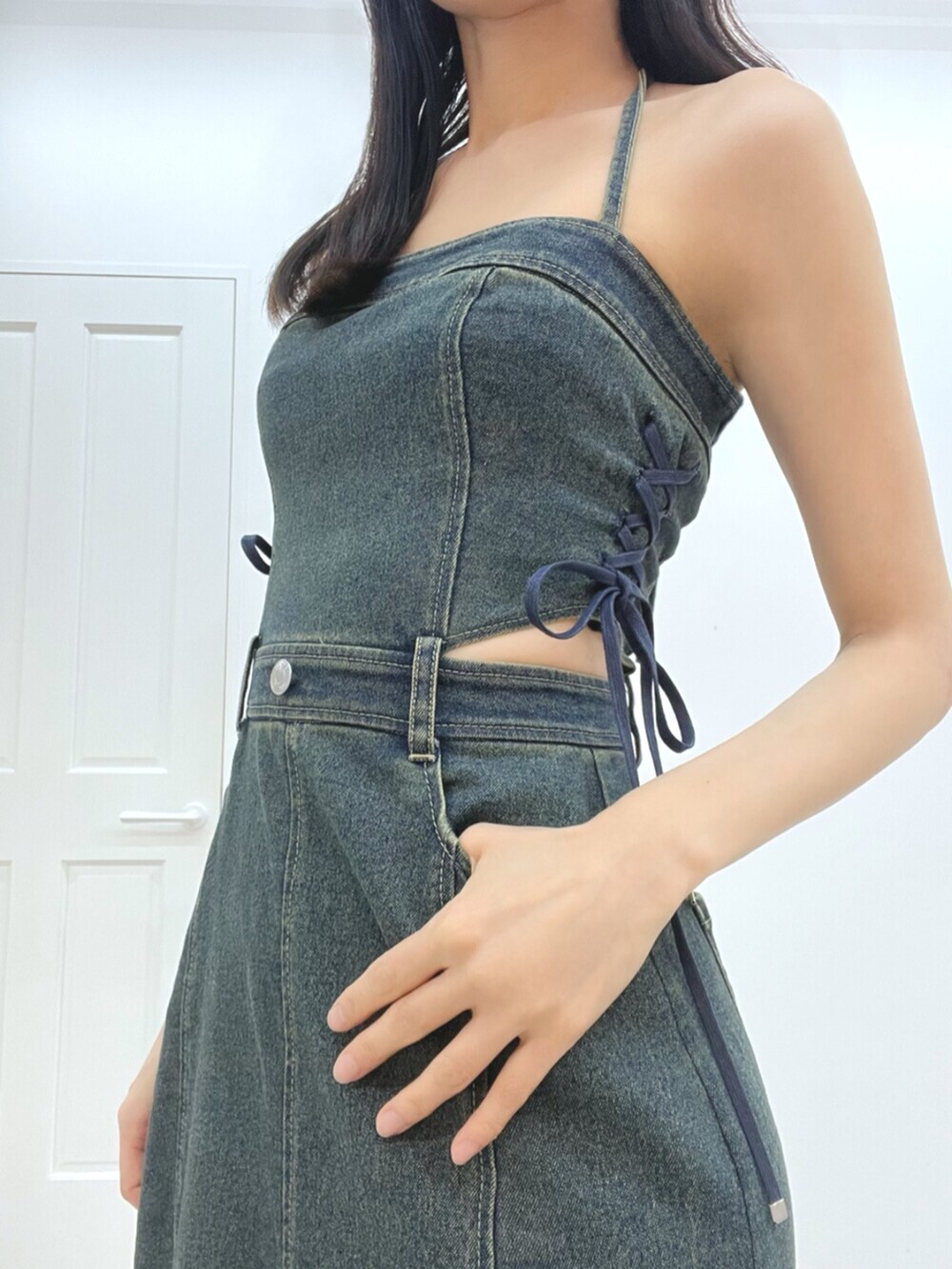 ブルー系のワンピース、ブラウン系のサンダルを着用したレディースの秋コーディネートの6枚目の写真