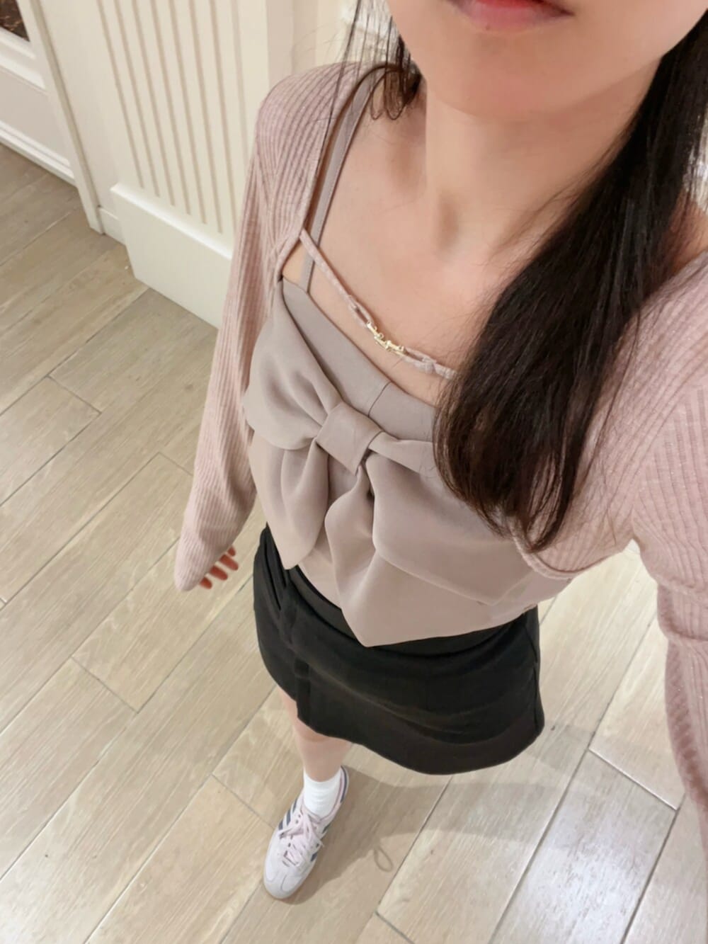 ブラック系のスカート、ピンク系のシャツ/ブラウスを着用したレディースの夏コーディネートの6枚目の写真