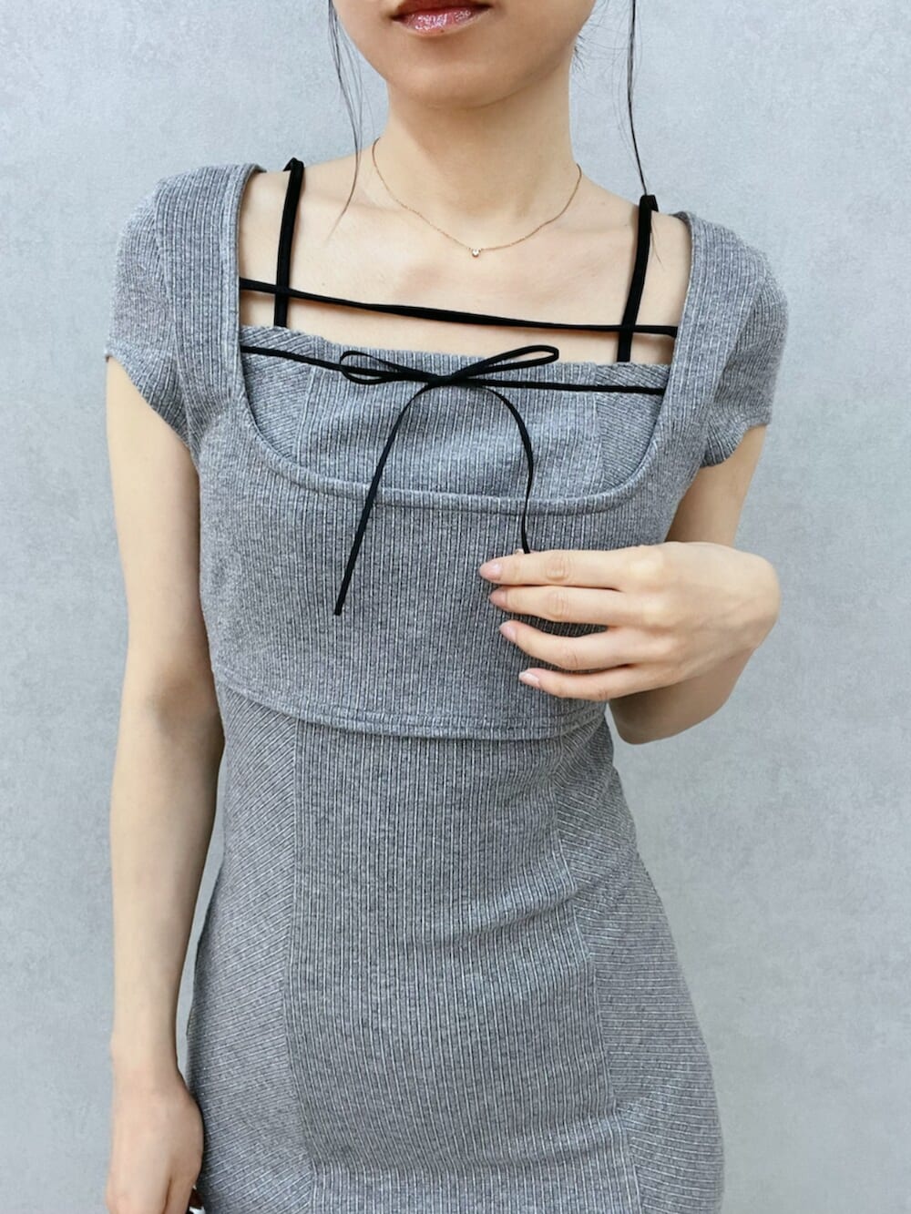 ブラック系のサンダル、グレー系のワンピース、ゴールド系のネックレスを着用したレディースの夏コーディネートの5枚目の写真