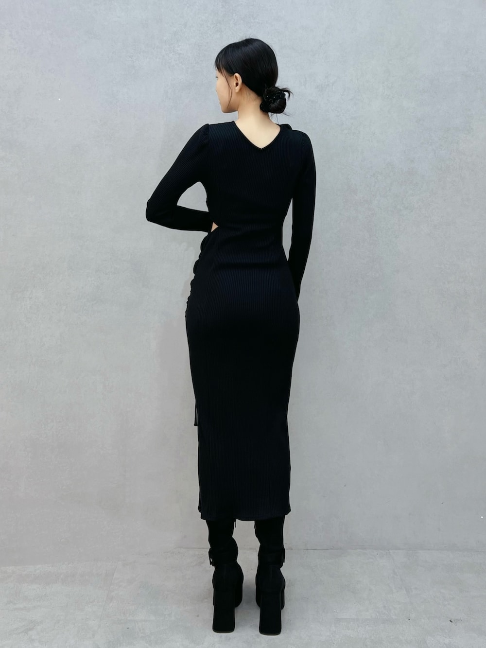 ブラック系のワンピース、ブラック系のブーツを着用したレディースの秋コーディネートの3枚目の写真