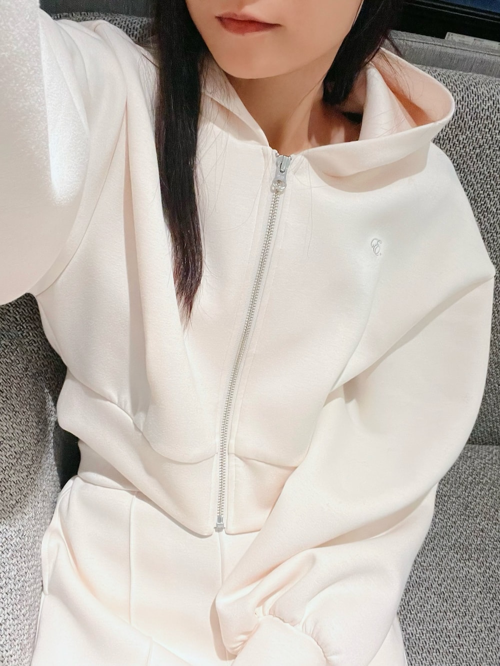 ホワイト系のその他パンツ、ホワイト系のパーカーを着用したレディースの冬コーディネートの5枚目の写真