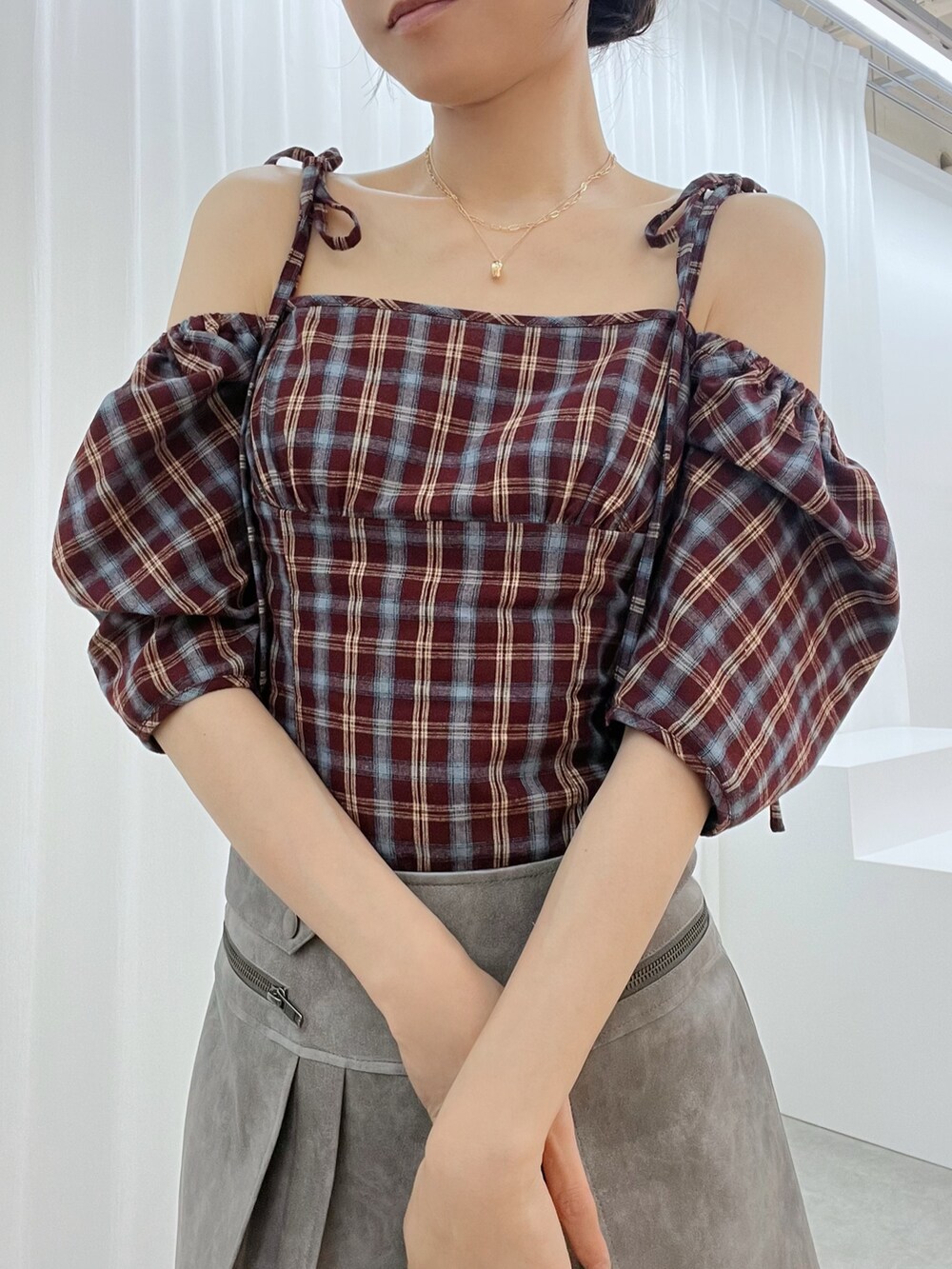 グレー系のスカート、その他のブーツ、レッド系のシャツ/ブラウスを着用したレディースの秋コーディネートの6枚目の写真