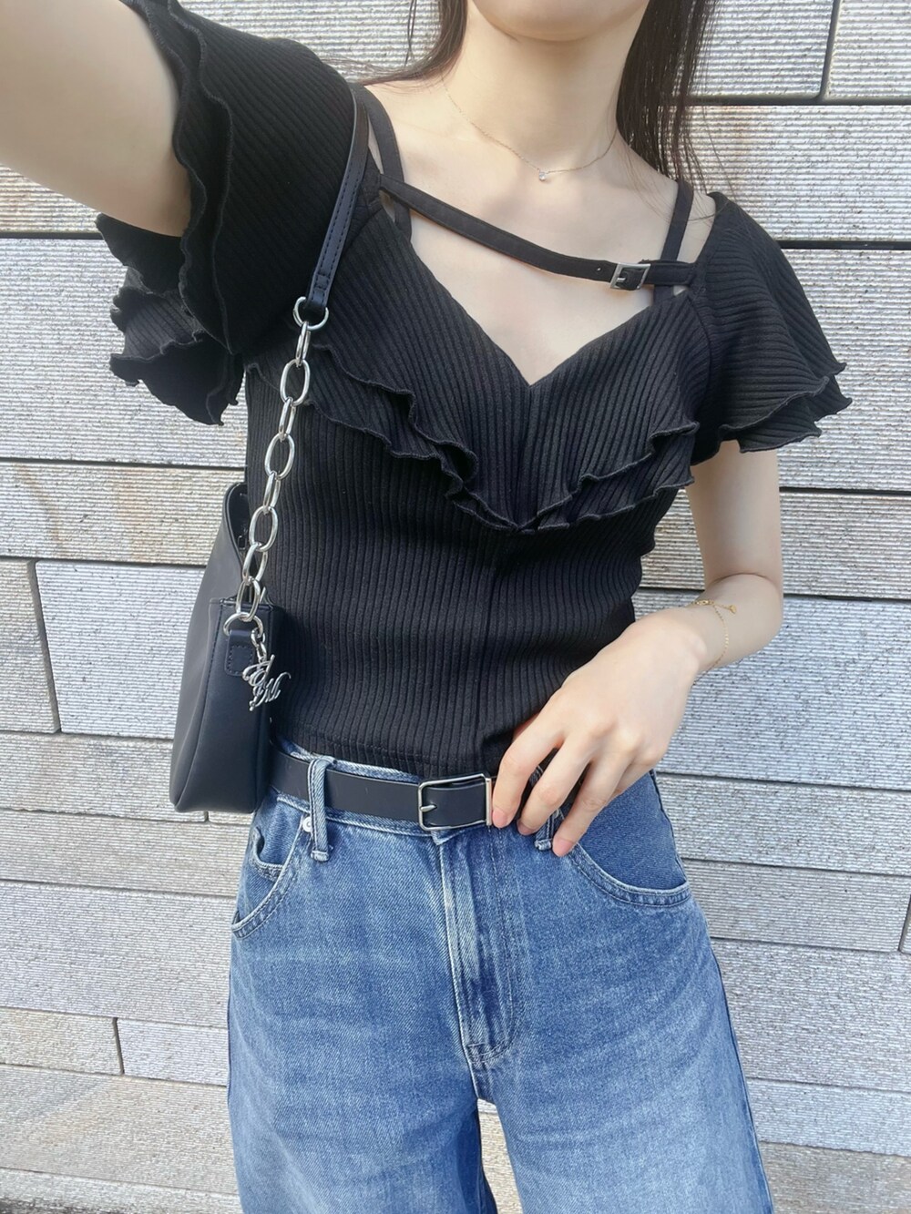 ブラック系のTシャツ/カットソーを着用したレディースの夏コーディネートの5枚目の写真