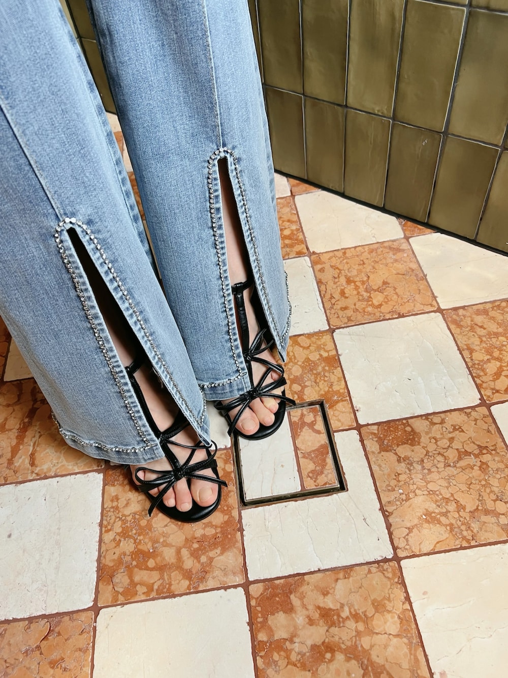 ブルー系のデニムパンツ、グレー系のTシャツ/カットソーを着用したレディースの春コーディネートの7枚目の写真