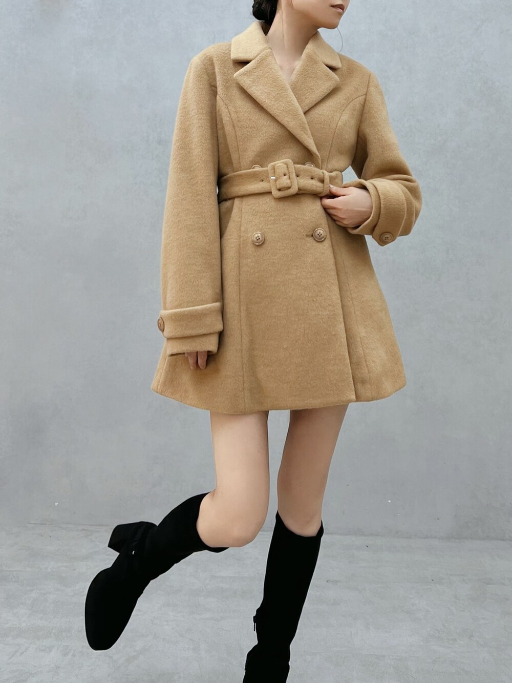 ブラウン系のその他アウター、ブラック系のブーツを着用したレディースの秋コーディネートの5枚目の写真