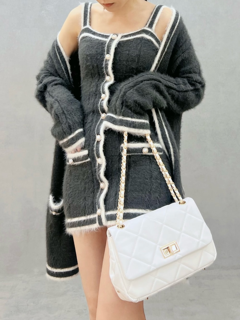 ブルー系のワンピース、ホワイト系のブーツ、ホワイト系のブーツを着用したレディースの秋コーディネートの6枚目の写真