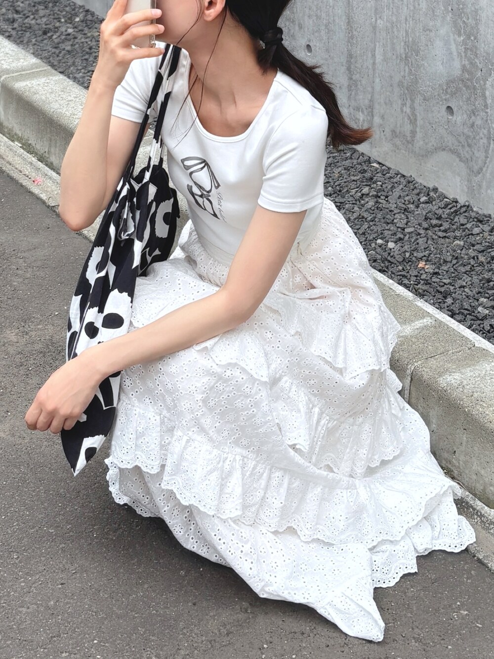 ホワイト系のスカート、ホワイト系のTシャツ/カットソーを着用したレディースの夏コーディネートの5枚目の写真