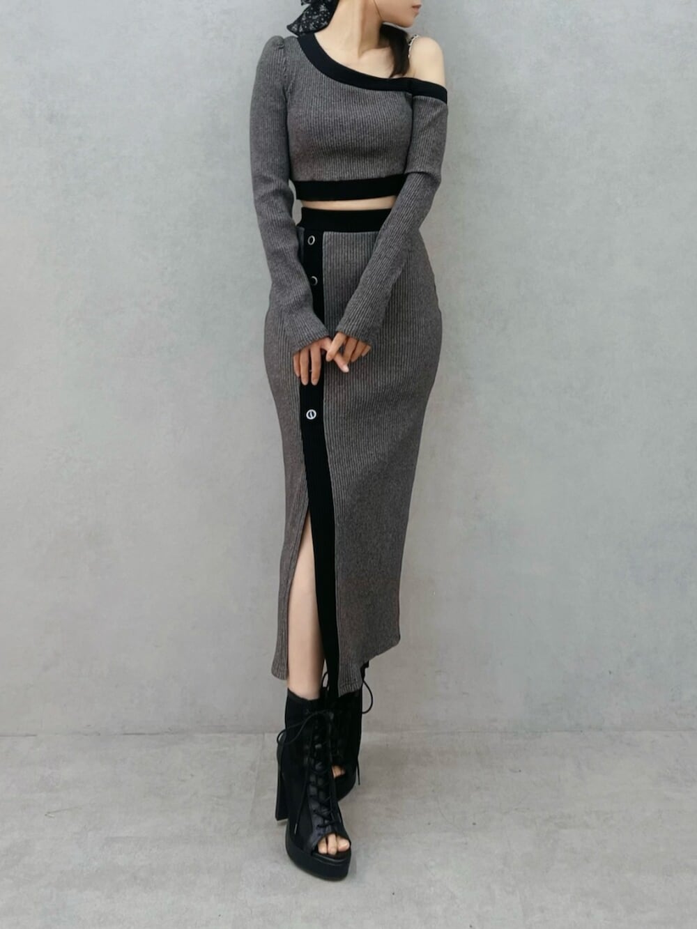 ブラック系のブーツ、グレー系のスカート、グレー系のTシャツ/カットソーを着用したレディースの冬コーディネートの4枚目の写真