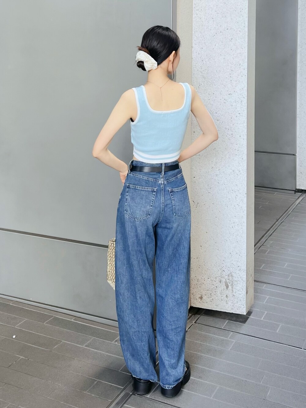 ブルー系のタンクトップを着用したレディースの夏コーディネートの3枚目の写真