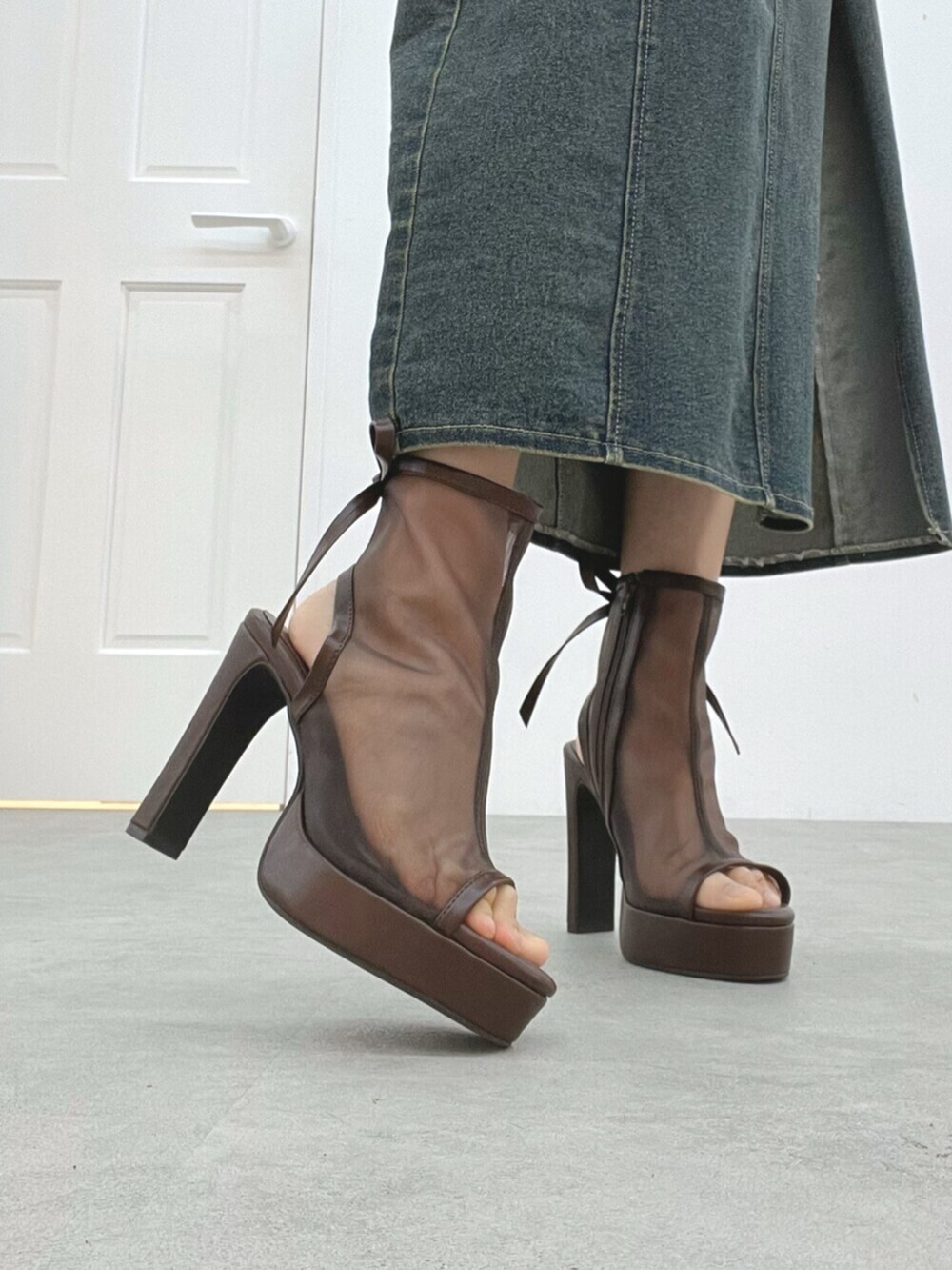 ブルー系のワンピース、ブラウン系のサンダルを着用したレディースの秋コーディネートの8枚目の写真