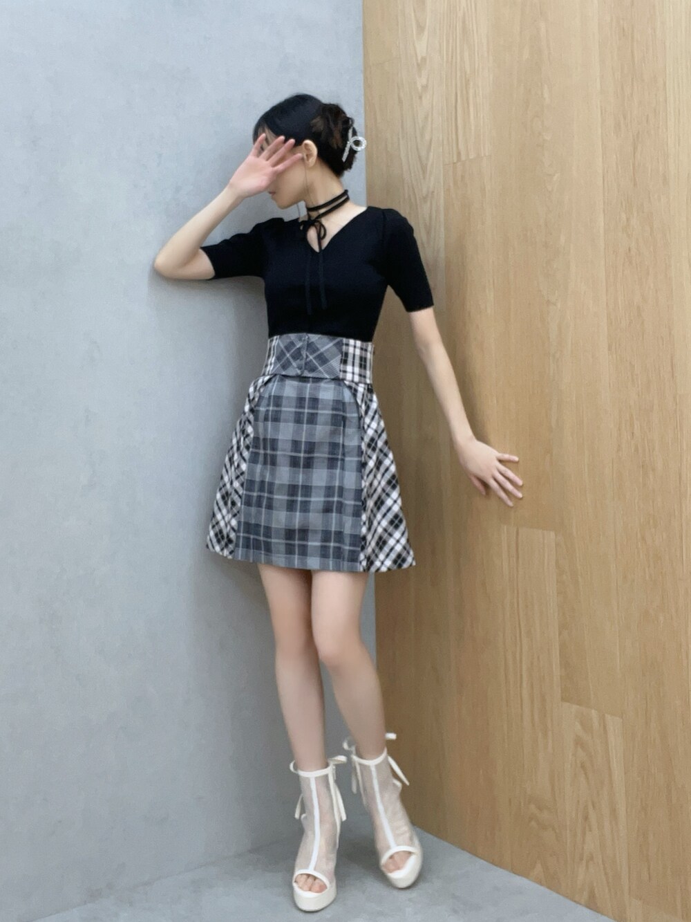 ブラック系のワンピース、ホワイト系のサンダルを着用したレディースの冬コーディネートの2枚目の写真