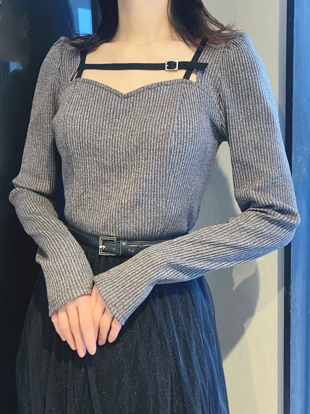 グレー系のTシャツ/カットソーを着用したレディースの冬コーディネートの2枚目の写真