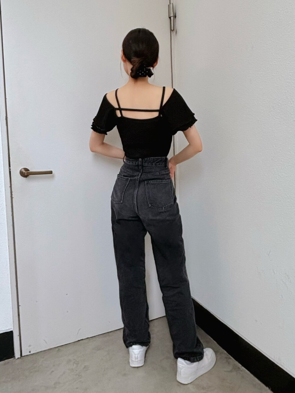 ブラック系のTシャツ/カットソーを着用したレディースの夏コーディネートの3枚目の写真