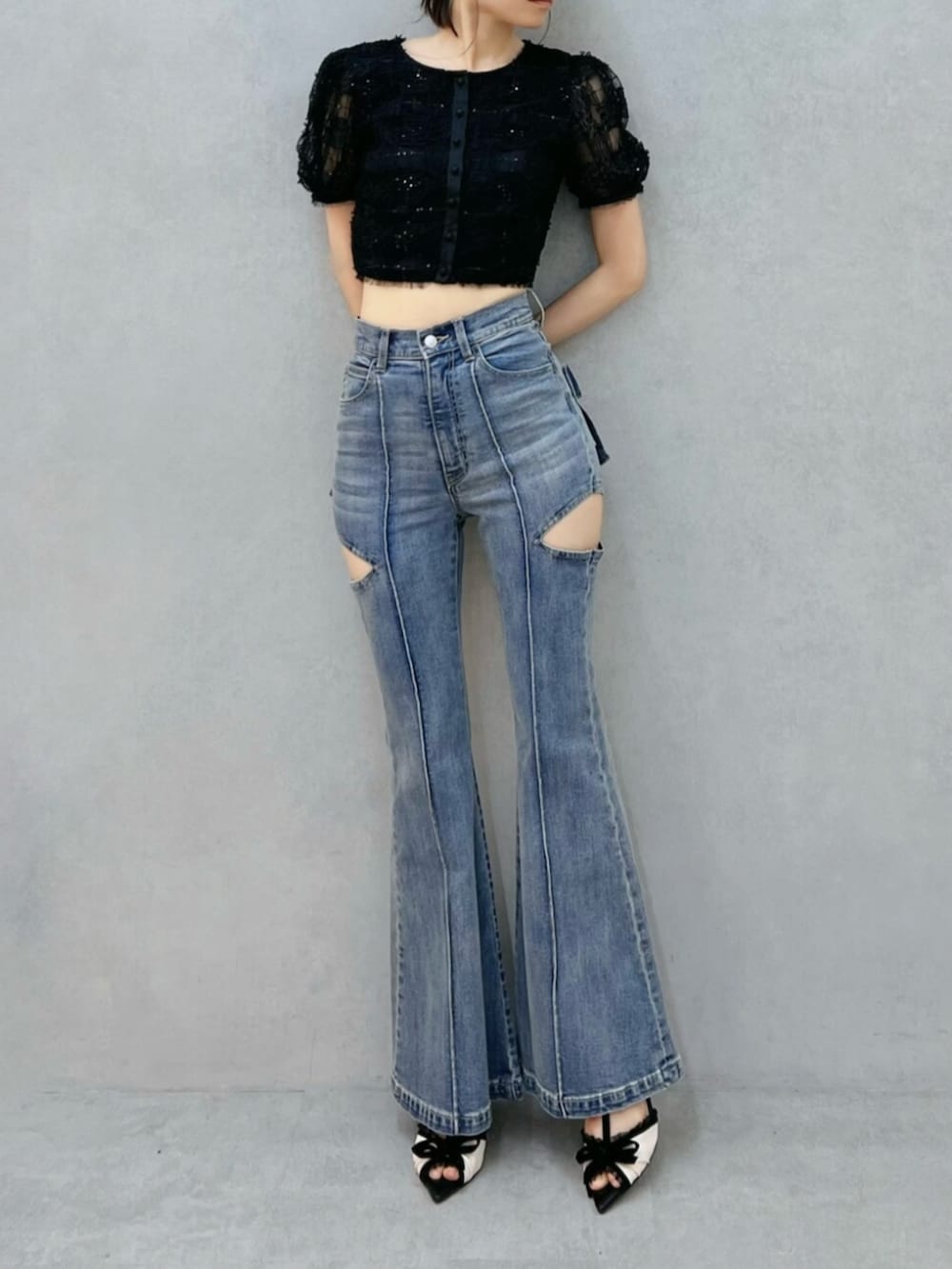 ブルー系のデニムパンツ、ブラック系のシャツ/ブラウスを着用したレディースの夏コーディネートの4枚目の写真